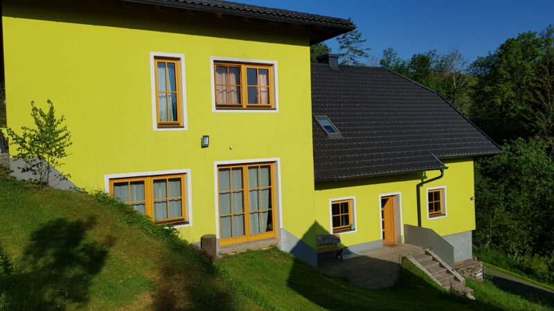 Ferienunterkunft in St. Veit mit rustikaler Einrichtung und moderner Ausstattung, in der Nähe des Wörthersees in Kärnten.