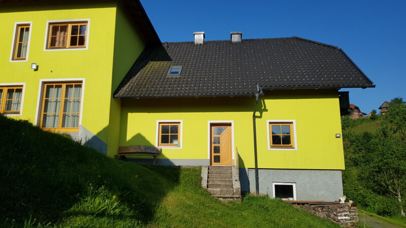 Einladender Eingangsbereich unserer Unterkunft in St. Veit an der Glan, Kärnten mit Parkplatz.