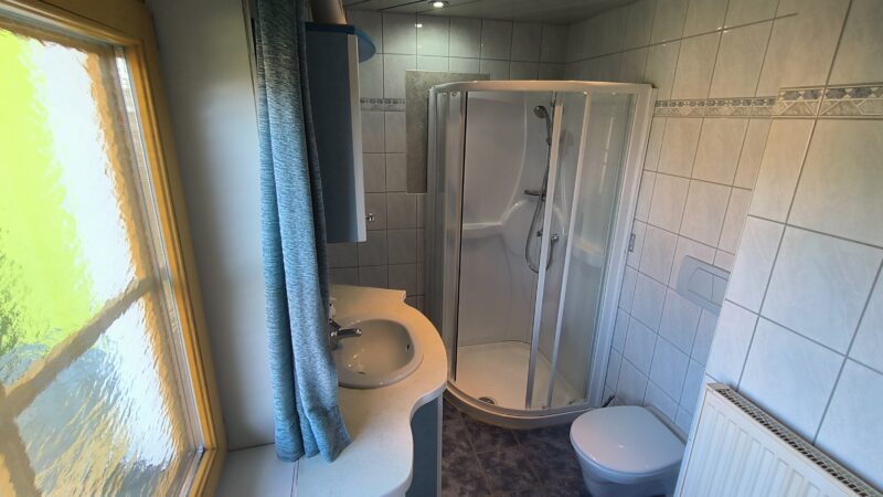 Badezimmer mit allen Annehmlichkeiten für eine entspannte Atmosphäre in unserer Unterkunft in St. Veit an der Glan.